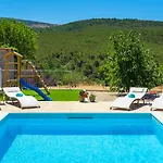 فيلة R&b Heated Pool