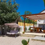 R&b Heated Pool Vrpolje
