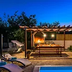 R&b Heated Pool فيلة Vrpolje