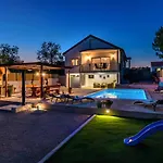R&b Heated Pool فيلة