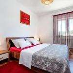 R&b Heated Pool فيلة Vrpolje