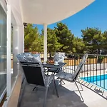 ヴィラ R&b Heated Pool Vrpolje
