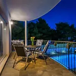 R&b Heated Pool فيلة Vrpolje