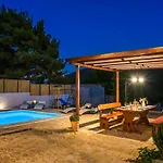 R&b Heated Pool * Vrpolje