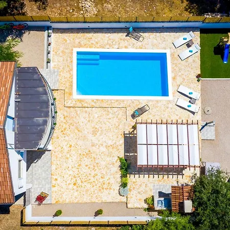 R&b Heated Pool Vrpolje