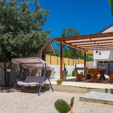 R&b Heated Pool Vrpolje