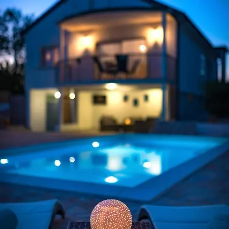 R&b Heated Pool Vrpolje