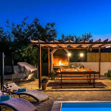 R&b Heated Pool Villa Vrpolje