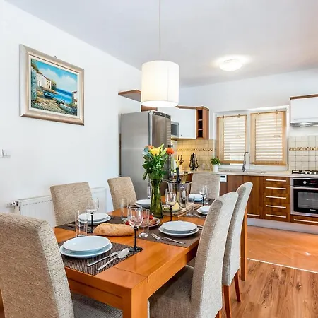 R&b Heated Pool Villa Vrpolje