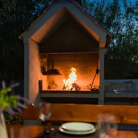 R&b Heated Pool Villa Vrpolje