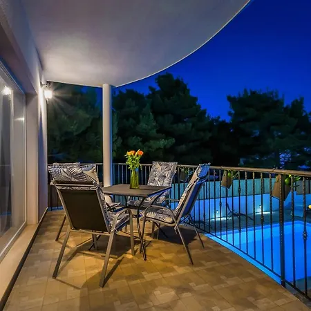 R&b Heated Pool Villa Vrpolje