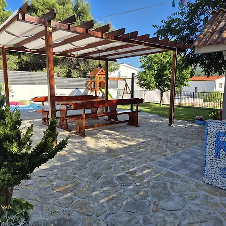 R&b Heated Pool Villa Vrpolje
