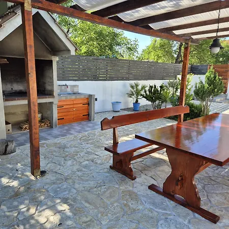 R&b Heated Pool Vrpolje