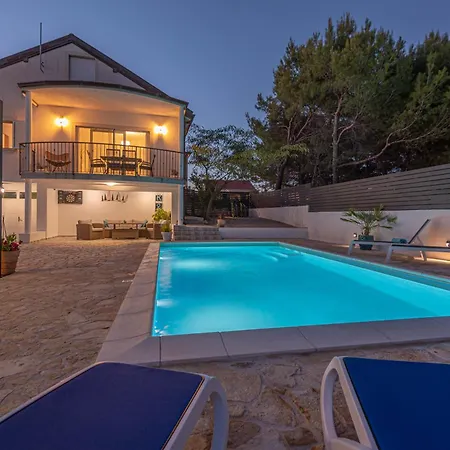 R&b Heated Pool 别墅 Vrpolje
