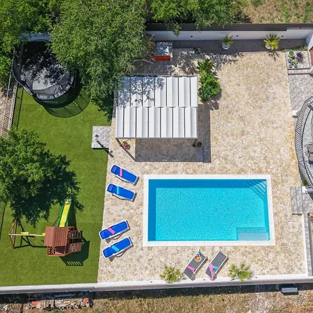R&b Heated Pool Vrpolje