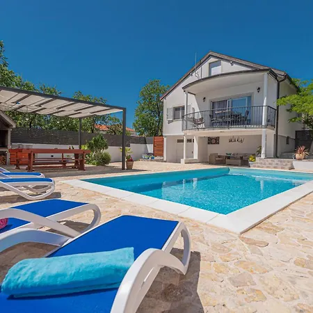 R&b Heated Pool *