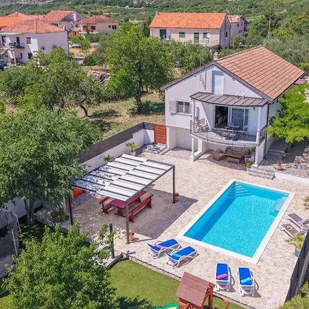 R&b Heated Pool Vrpolje