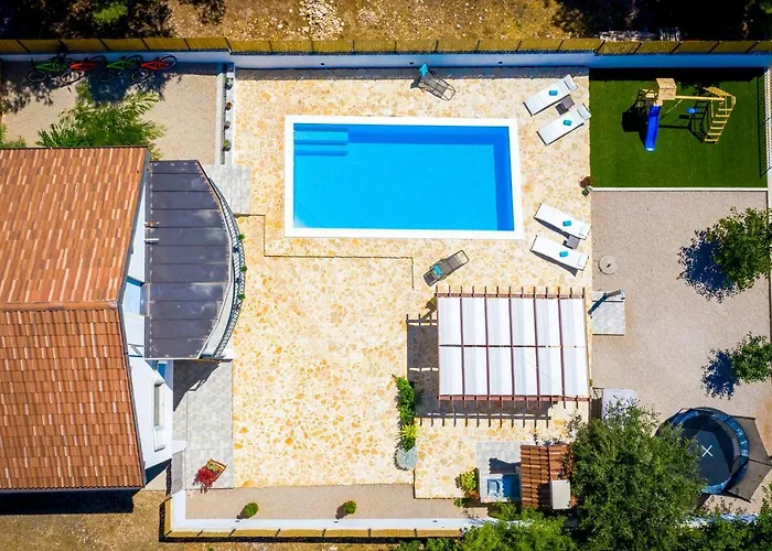 R&b Heated Pool Vrpolje