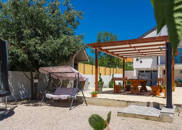 R&b Heated Pool Vrpolje