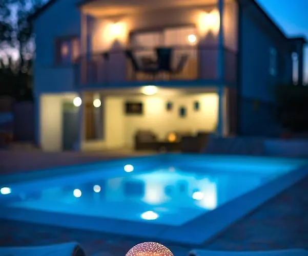 R&b Heated Pool Vrpolje