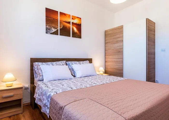 R&b Heated Pool * Vrpolje