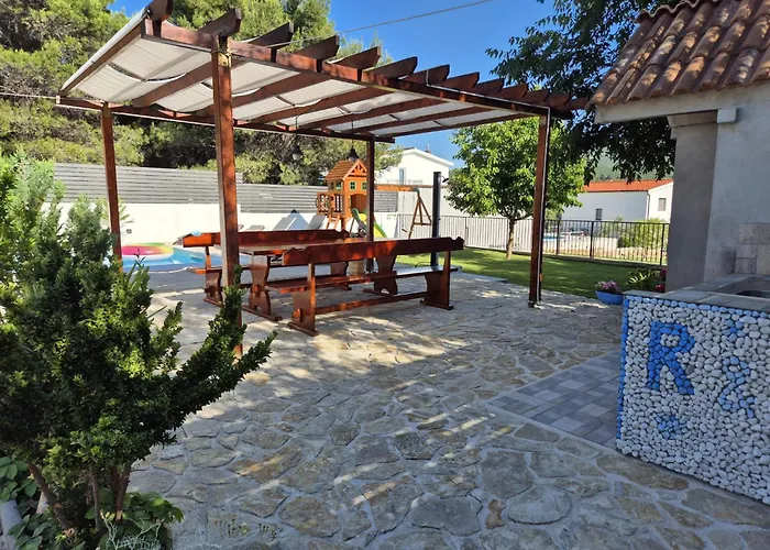 R&b Heated Pool Villa Vrpolje