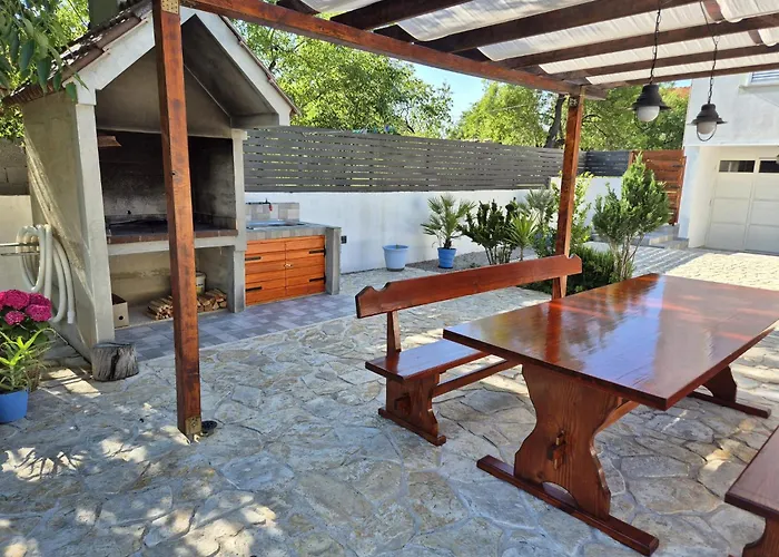 R&b Heated Pool Vrpolje